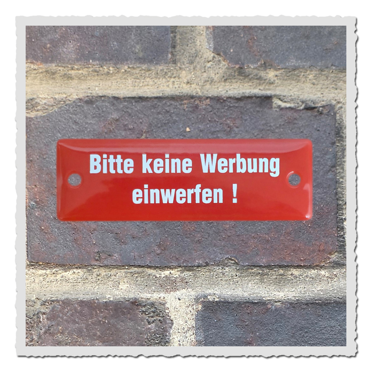 Rotes Emailschild mit der Aufschrift Bitte keine Werbung einwerfen, nostalgische Hinweistafel